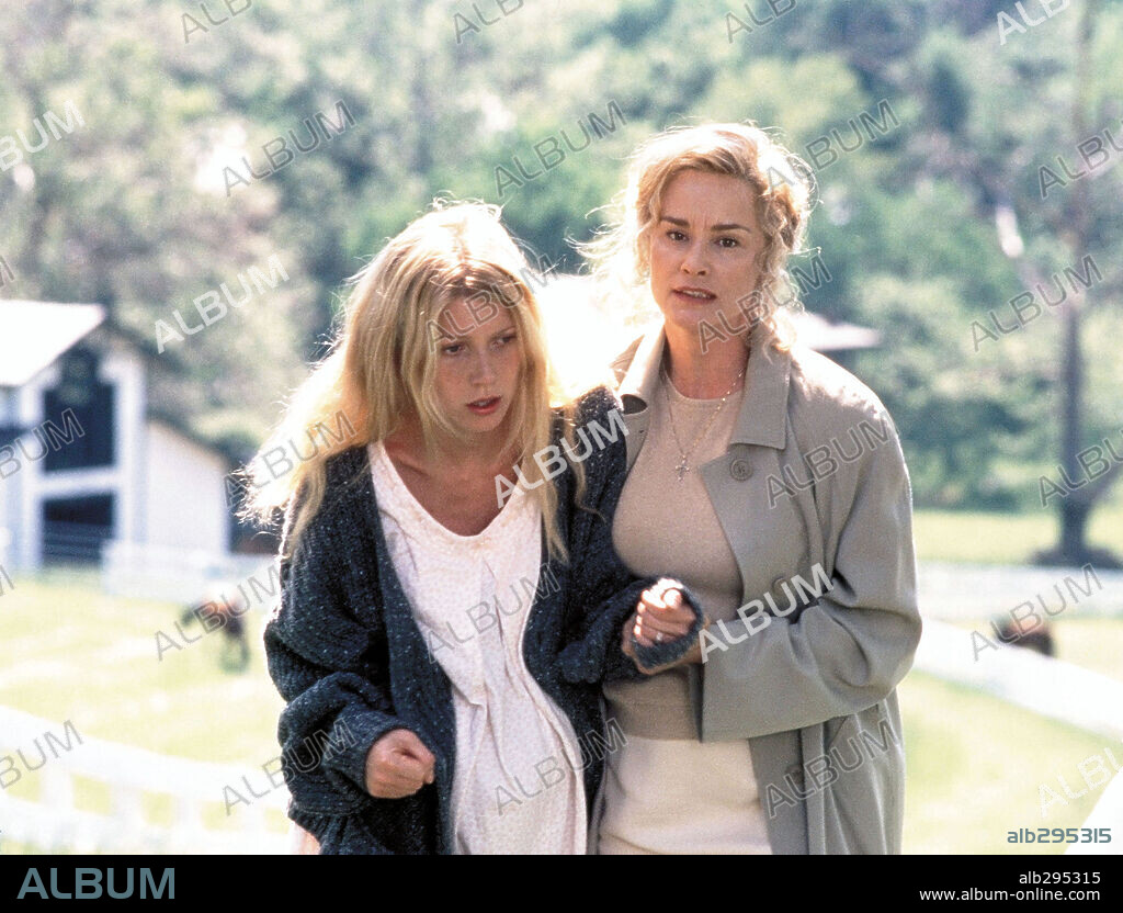 GWYNETH PALTROW y JESSICA LANGE en RELACIÓN MORTAL, 1998 (HUSH), dirigida por JOHNATHAN DARBY. Copyright TRI STAR PICTURES / IOVINO, PETER.