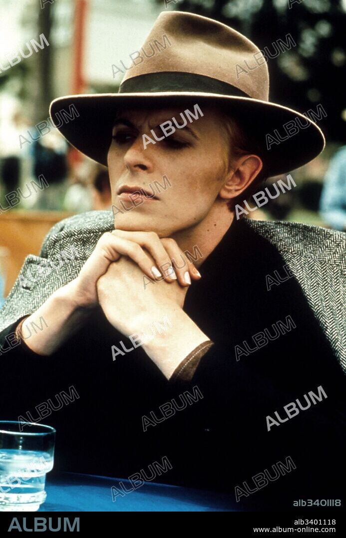 DAVID BOWIE en EL HOMBRE QUE CAYÓ A LA TIERRA, 1976 (THE MAN WHO FELL TO EARTH), dirigida por NICOLAS ROEG. Copyright EMI.