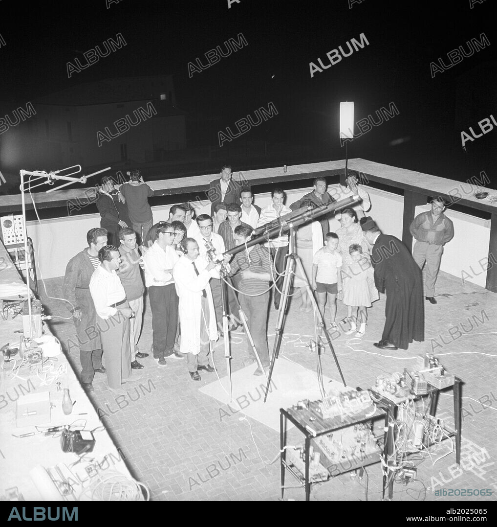 Aldo Bonassoli using his telescope. Italian inventor Aldo Bonassoli showing that the telescope created by himself can take pictures of artificial Soviet and American satellites. Italy, 1960s.