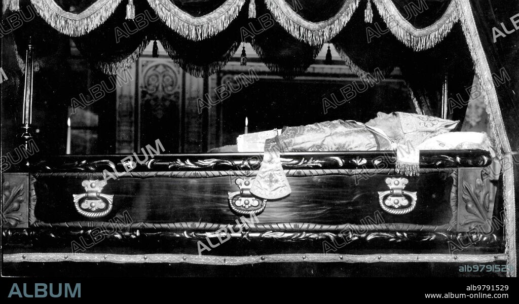 5 junio 1923. Zaragoza. En el palacio Arzobispal.
El Cadaver del venerable cardenal Soldevilla en la capilla Ardiente.
(foto Cepero).