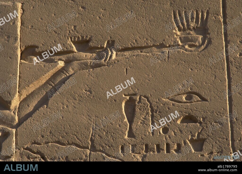 ARTE EGIPCIO. EGIPTO. Relieve con una escena de INCENSACION. Detalle de un INCENSARIO compuesto por una taza pequeña unida a un mango en forma de brazo humano. Utilizado para realizar ofrendas de "La fragancia Divina" Templo de Karnak. Noroeste de Luxor. Egipto. Imperio Nuevo.