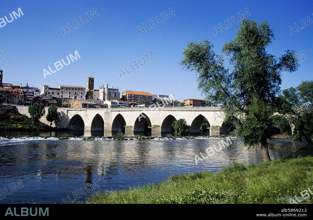Tordesillas, ciudad y puente sobre el río Duero.