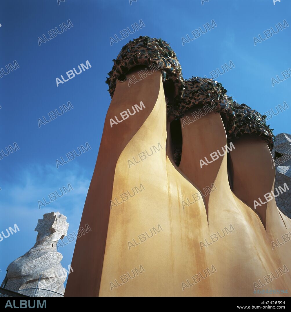 ANTONI GAUDÍ. CASA MILA. LA PEDRERA. CHIMENEAS AZOTEA.