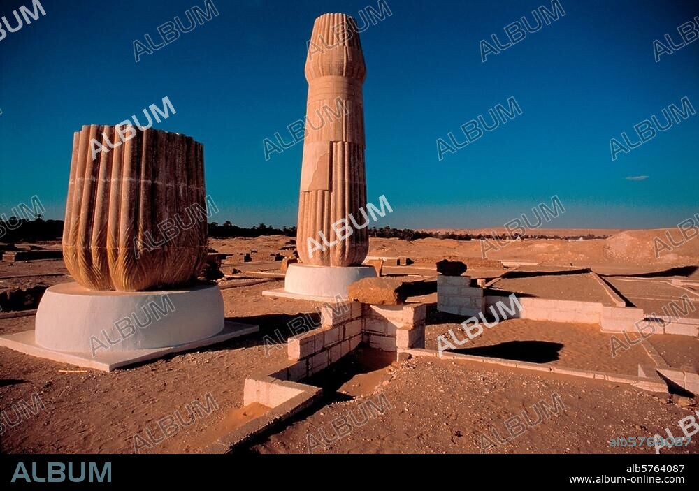 Tell el-Amarna (Égypte), Temple d'Aton (Nouvel Empire, 18e dynastie ; constr. sous Akhénaton ; règne 1364-1347). Vue partielle du site avec le grand temple d'Aton et la reconstitution d'une colonne. Photo, décembre 1998.