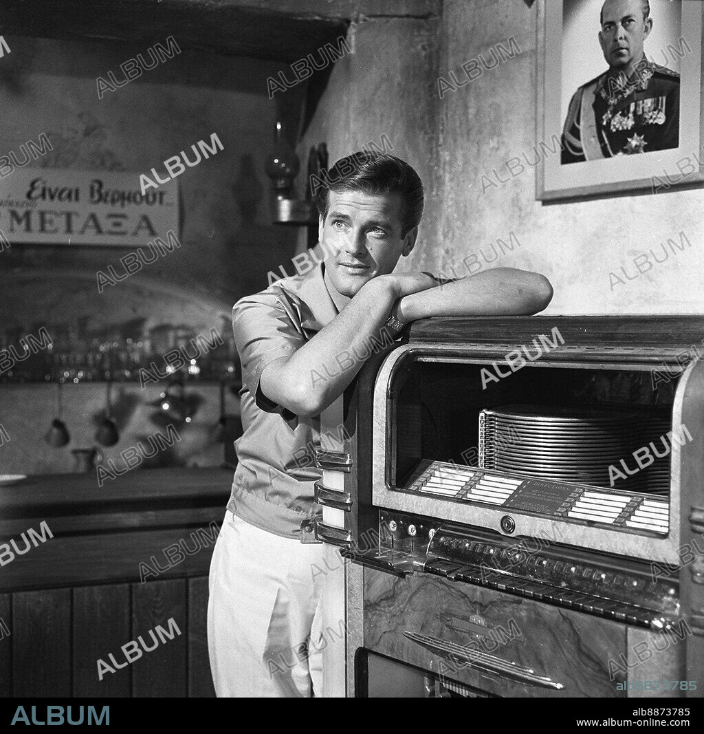 ROGER MOORE en EL SANTO, 1962 (THE SAINT), dirigida por LESLIE NORMAN y ROY WARD BAKER. Copyright ITC/BARMORE/NEW WORLD PROD.