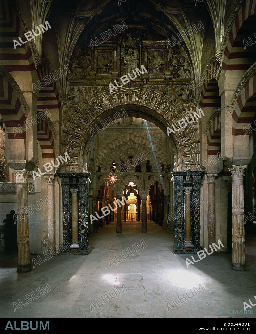CAPILLA DE VILLAVICIOSA - AMPLIACION DE AL-HAKAM II 962/966 Y EL MIHRAB AL FONDO - SIGLO X ARQUITECTURA.