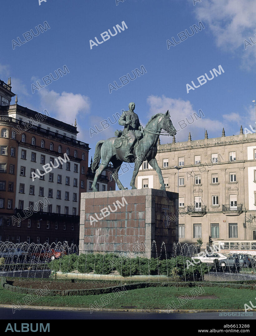 PLAZA DE ESPAÑA DE FERROL CON EL MONUMENTO A FRANCISCO FRANCO - FOTO AÑOS 90.