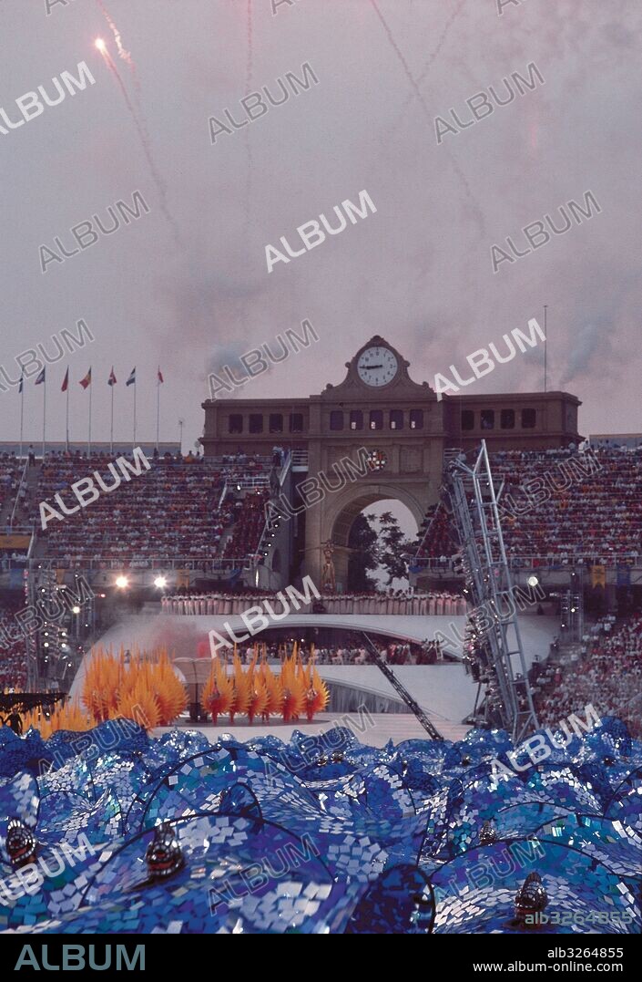 CEREMONIA DE INAUGURACION DE LOS JUEGOS OLIMPICOS DE BARCELONA'92 (23 de julio de 1992). En este acto actuaron entre otros, los grupos teatrales "La Fura dels Baus" y "Els Comediants". Puesta en escena del "MEDITERRANEO". Estadio Olímpico de Montjuïc. Barcelona. Cataluña.