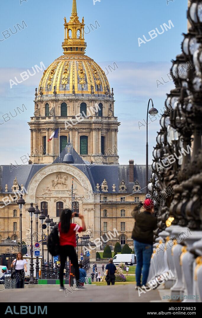 Pont Alexandre III, Hôtel des Invalides, Paris, France.