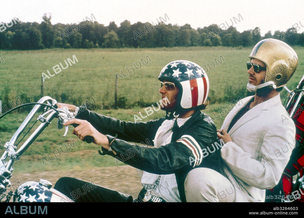 JACK NICHOLSON y PETER FONDA en EASY RIDER: BUSCANDO MI DESTINO, 1969 (EASY RIDER), dirigida por DENNIS HOPPER. Copyright COLUMBIA PICTURES.