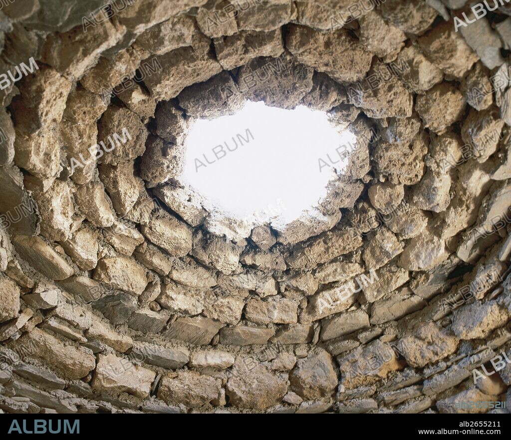 PREHISTORIA. EDAD DE LOS METALES. ESPAÑA. CULTURA DE LOS MILLARES (I Edad del Bronce). Se desarrolló en Almería, englobado dentro del fenómeno megalítico que floreció en el milenio-III. Posee una NECROPOLIS de más de cien tumbas. Vista de la falsa cúpula de un TUMULO desde su interior. SANTA FE DE MONDUJAR. Provincia de Almería. Andalucía.