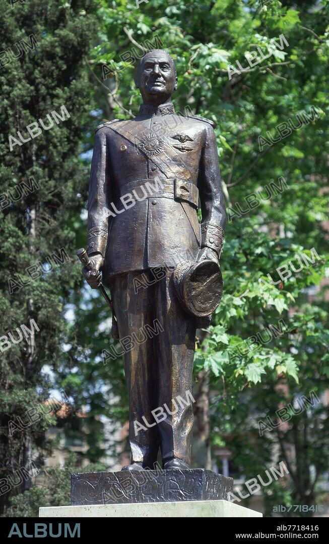 AGUSTIN DE LA HERRAN MATORRAS (1932-). MONUMENTO AL GENERAL PERON JUAN DOMINGO PERON (1895-1974) EN LA AVENIDA QUE LLEVA SU NOMBRE - 1975 - FOTO AÑOS 80.