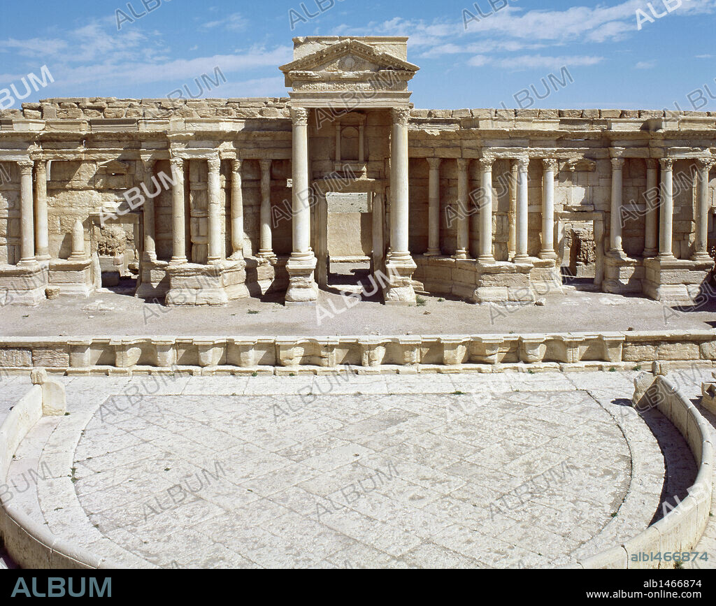 ARTE ROMANO. PROXIMO ORIENTE. SIRIA. PALMIRA. Antigua ciudad, documentada ya en el II milenio. Vivió su periodo de máximo esplendor comercial bajo dominación romana (S. I-III d. C.). Vista parcial de la escena, orquesta y gradas del TEATRO ROMANO, levantado en el S. II d. C. (Oasis de Tadmor). N. E. de Damasco.