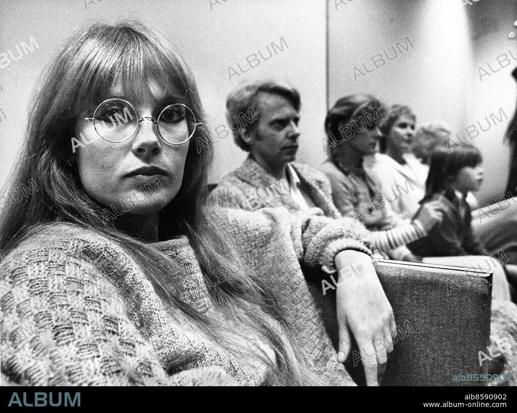 ARKIV 19781031. Regissören och konstnären Marie-Louise de Geer-Bergenstråhle i samband med hennes film "Kärleken före första ögenkastet". I bakgrunden skådespelarna Rolf Skoglund, Grynet Molvig, Ann Smith, Bibi Andersson och Annalisa Ericson.. Foto: Kent Östlund / SVD / SCANPIX / Kod: 71522.