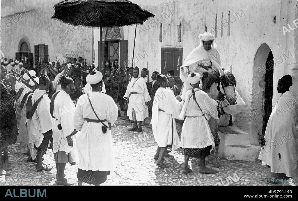 November 1915. The representative of the Sultan of Morocco in Tetouan. Khalifa Mulay el Mehdi arriving at the Tetouan mosque, where he goes every Friday.