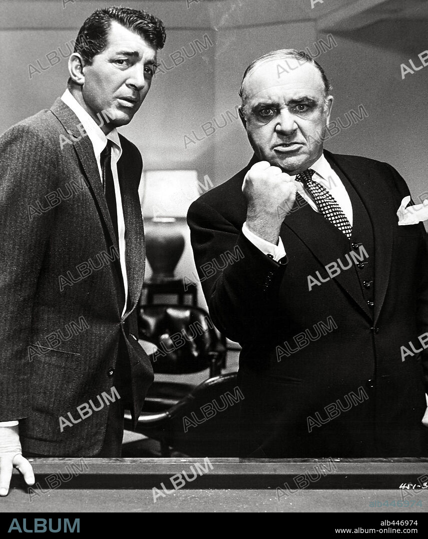 AKIM TAMIROFF y DEAN MARTIN en LA CUADRILLA DE LOS ONCE, 1960 (OCEAN'S ELEVEN), dirigida por LEWIS MILESTONE. Copyright WARNER BROTHERS.
