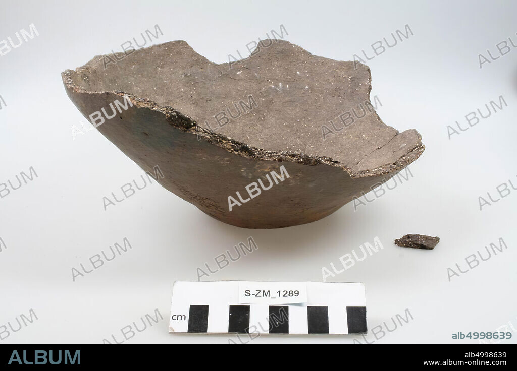 Pot fragment with a loose fragment. The bottom part of a pot. 1 Large crack from edge to bottom and three small cracks., Pot fragment, pottery, h: 12 cm, diam: 28 cm.