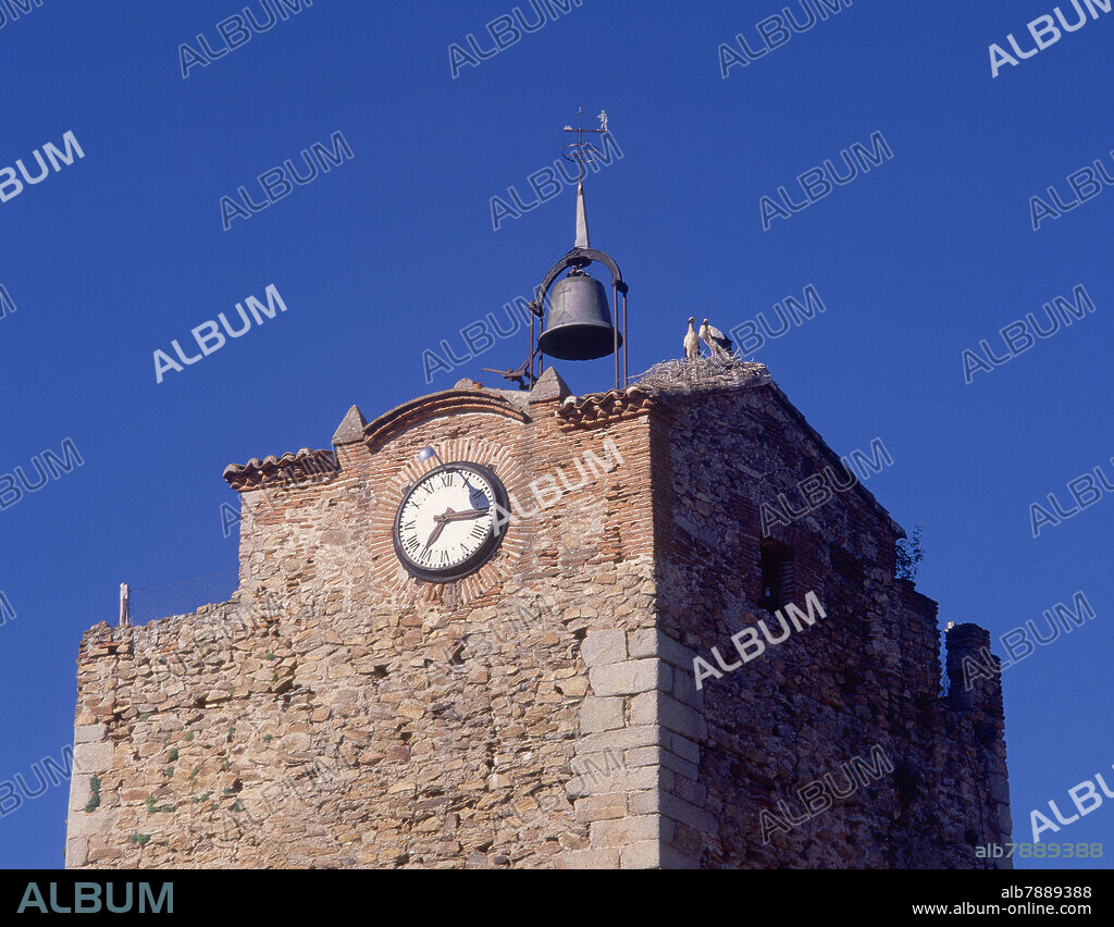 RELOJ ADOSADO EN LA MURALLA.