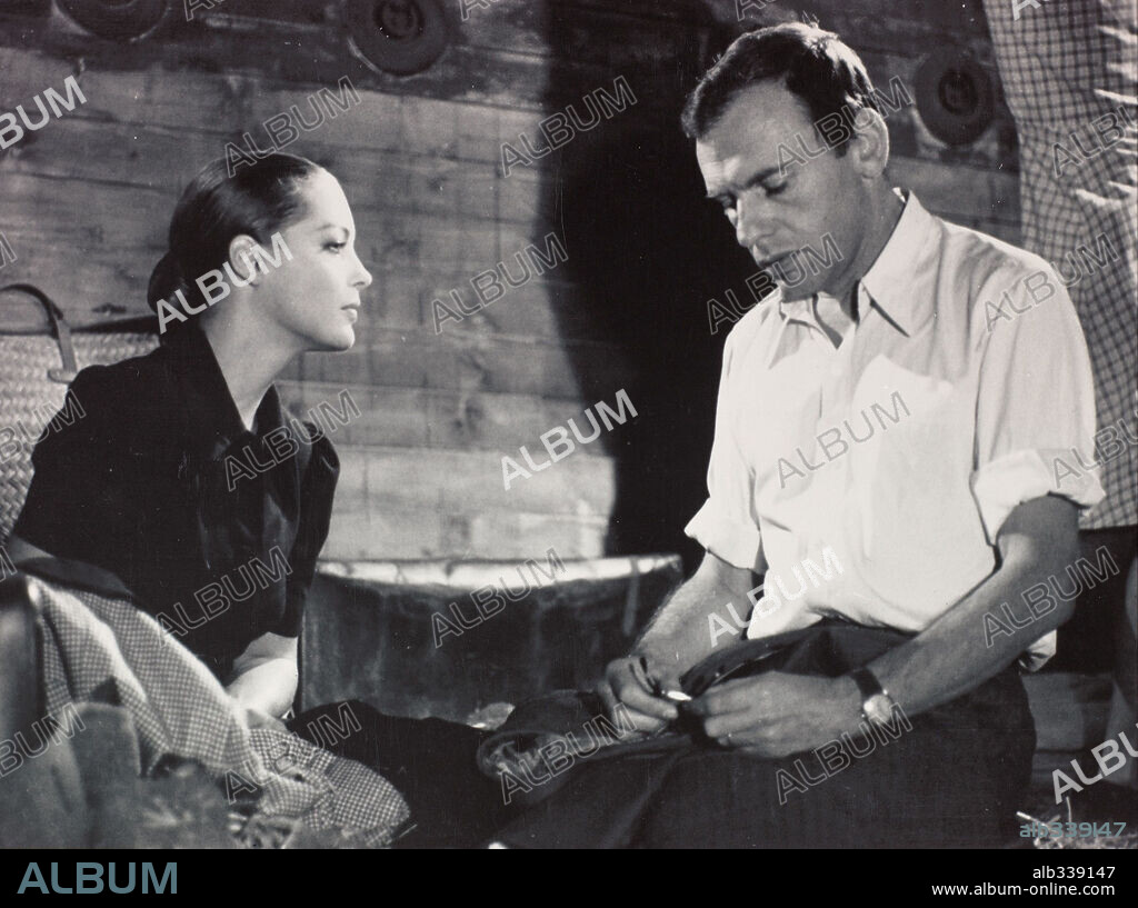 Jean Louis Trintignant y ROMY SCHNEIDER. JEAN-LOUIS TRINTIGNANT y ROMY SCHNEIDER en ANNA KAUFFMAN, 1973 (TRAIN, LE [1973]), dirigida por PIERRE GRANIER-DEFERRE. Copyright LIRA FILMS.