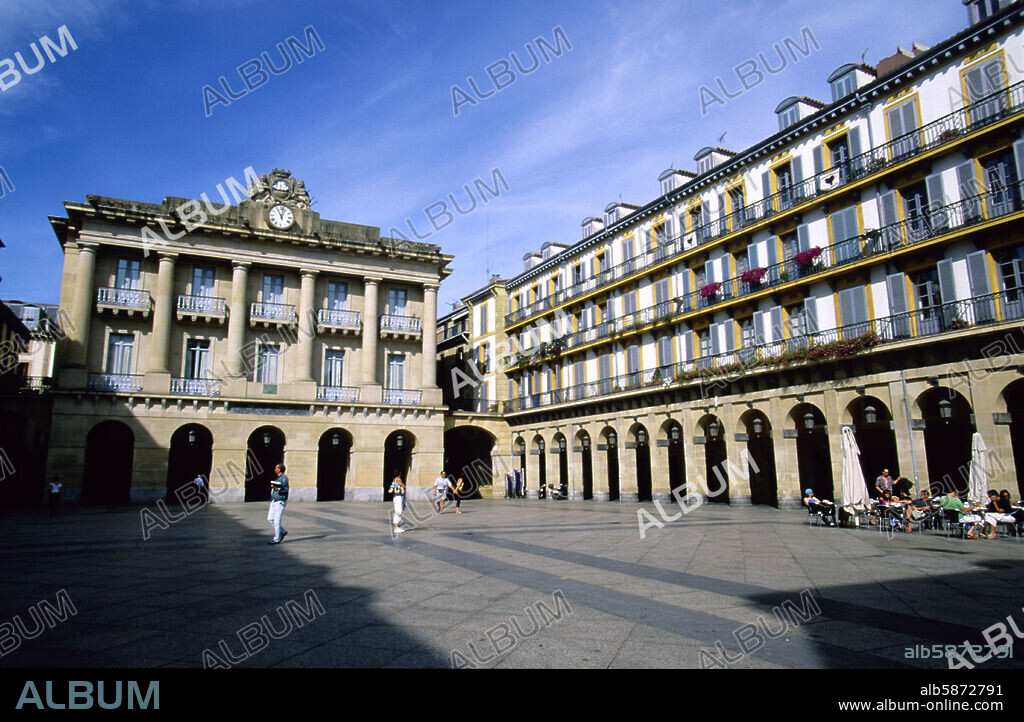 San Sebastián / Donostia; Plaza de La Constitución en Casco o parte Vieja de la ciudad.