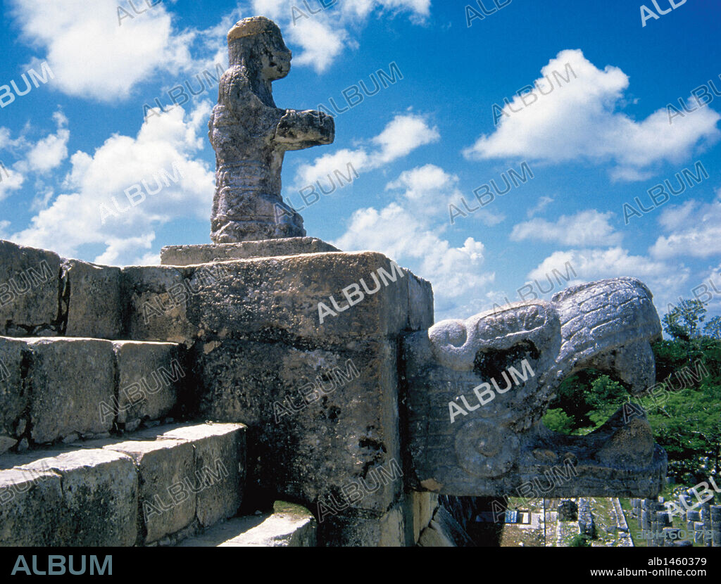 ARTE PRECOLOMBINO. MAYA. Estatua de CHAAC (DIOS DE LA LLUVIA) o de un oferente, sobre una SERPIENTE EMPLUMADA (KUKULKAN). Se encuentra en la escalinata del templo de LOS GUERREROS. Estilo maya-tolteca. Período clásico (finales 900-1224). Chichen Itzá. Estado de Yucatán. México.