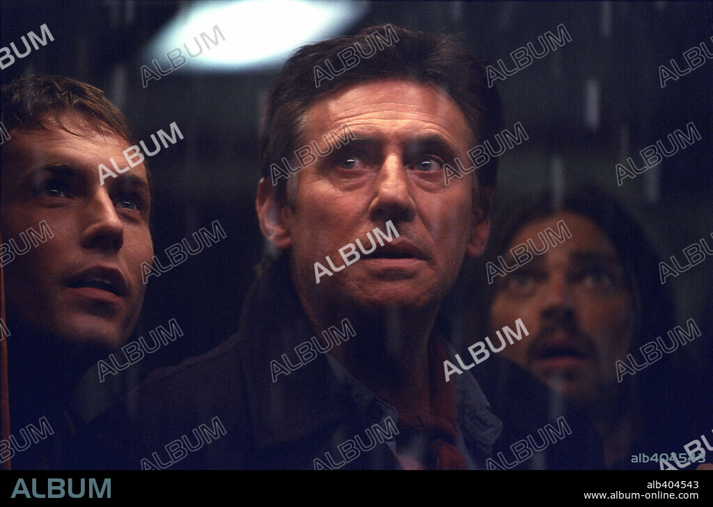 DESMOND HARRINGTON, GABRIEL BYRNE and KARL URBAN in GHOST SHIP, 2002, directed by STEVE BECK. Copyright WARNER BROS. PICTURES.