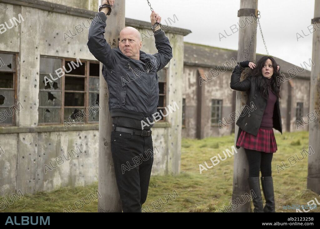 BRUCE WILLIS and MARY-LOUISE PARKER in RED 2, 2013, directed by DEAN PARISOT. Copyright DI BONAVENTURA PICTURES.