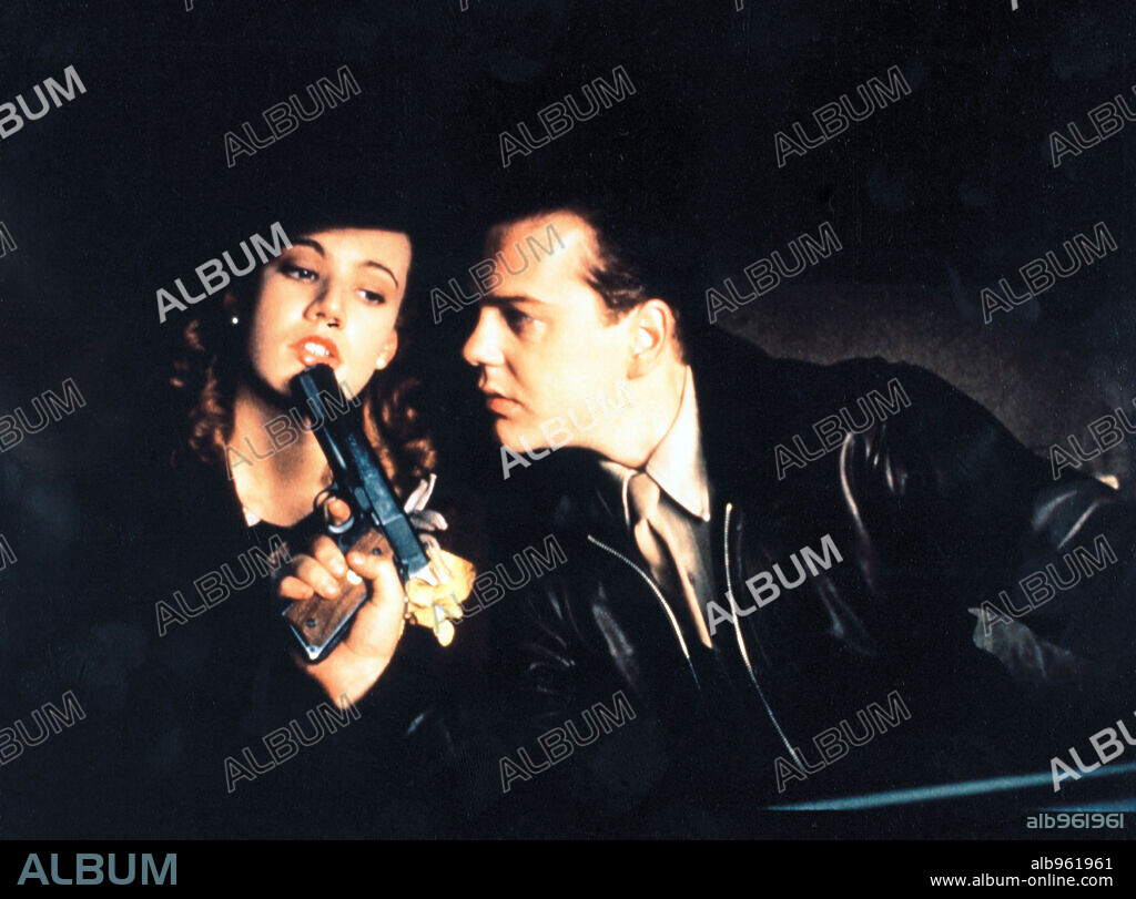 EMILY LLOYD and KIEFER SUTHERLAND in CHICAGO JOE AND THE SHOWGIRL, 1990, directed by BERNARD ROSE. Copyright PALACE/NEW LINE/POLYGRAM/WORKING TITLE.