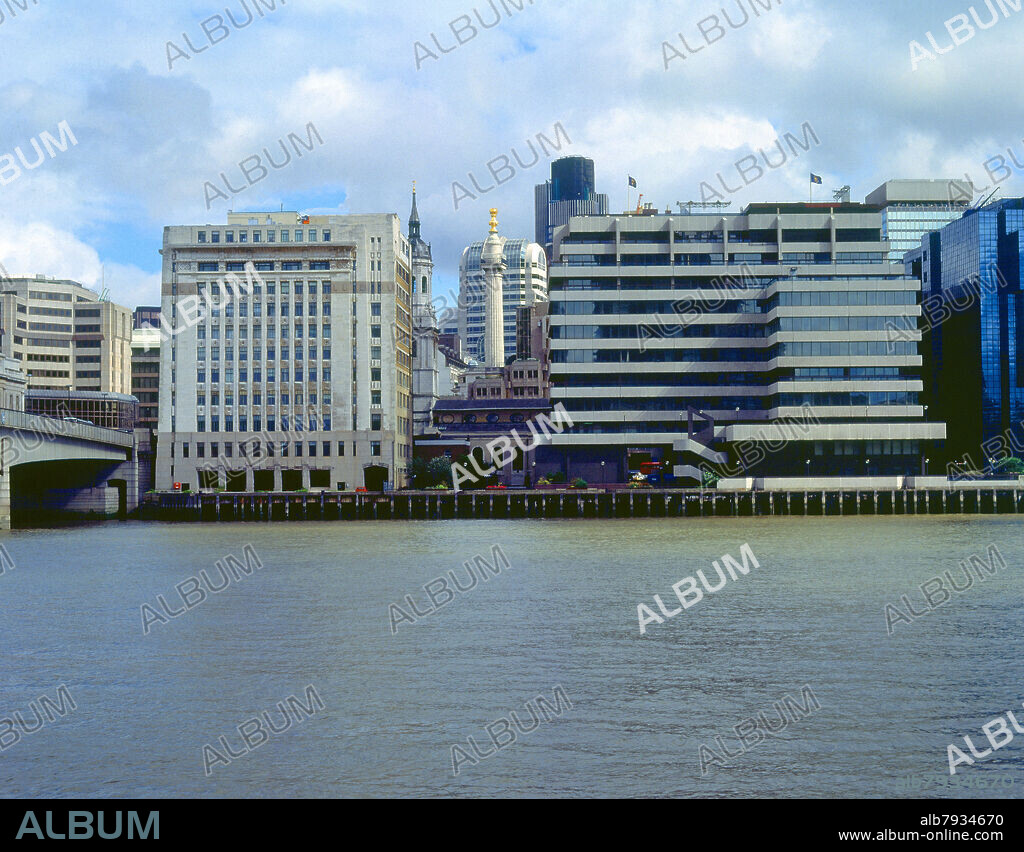 RIO TAMESIS A SU PASO POR LA CIUDAD-ORILLA CON EDIFICOS DEL BARRIO BANCARIO.