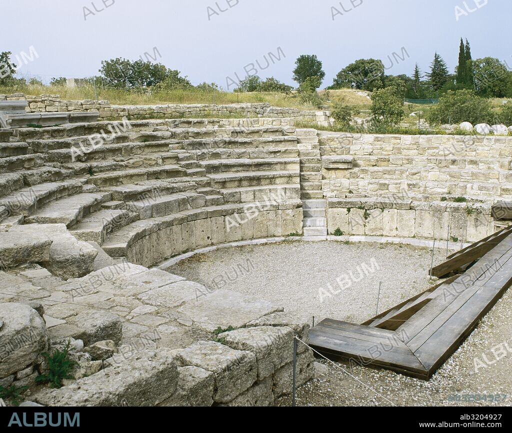 TROYA. Antigua ciudad de Asia Menor, habitada desde la I Edad del Bronce hasta el Imperio Romano. Vista general del BOULEUTERION, edificio donde se reunía la asamblea de la ciudad. Estrato IX, de la antigua "Ilium Novum" romana, reconstruida por Julio Cesar. Turquía.