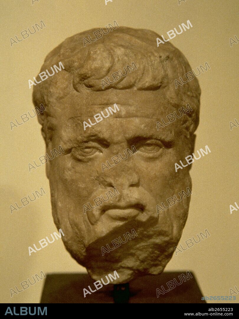 PLATON (Atenas, 428-348 ó 347 a. C.). Filósofo griego. Hacia el año 387 fundó la Academia. Su doctrina se conoce a través de los textos del más ilustre de sus discípulos, Aristóteles. Autor de "La República" y "El Banquete" y creador de la filosofía clásica. BUSTO DE PLATON fechado entre los siglos II a. C. -III d. C., de procedencia desconocida. Museo Arqueológico Nacional. Atenas. Grecia.