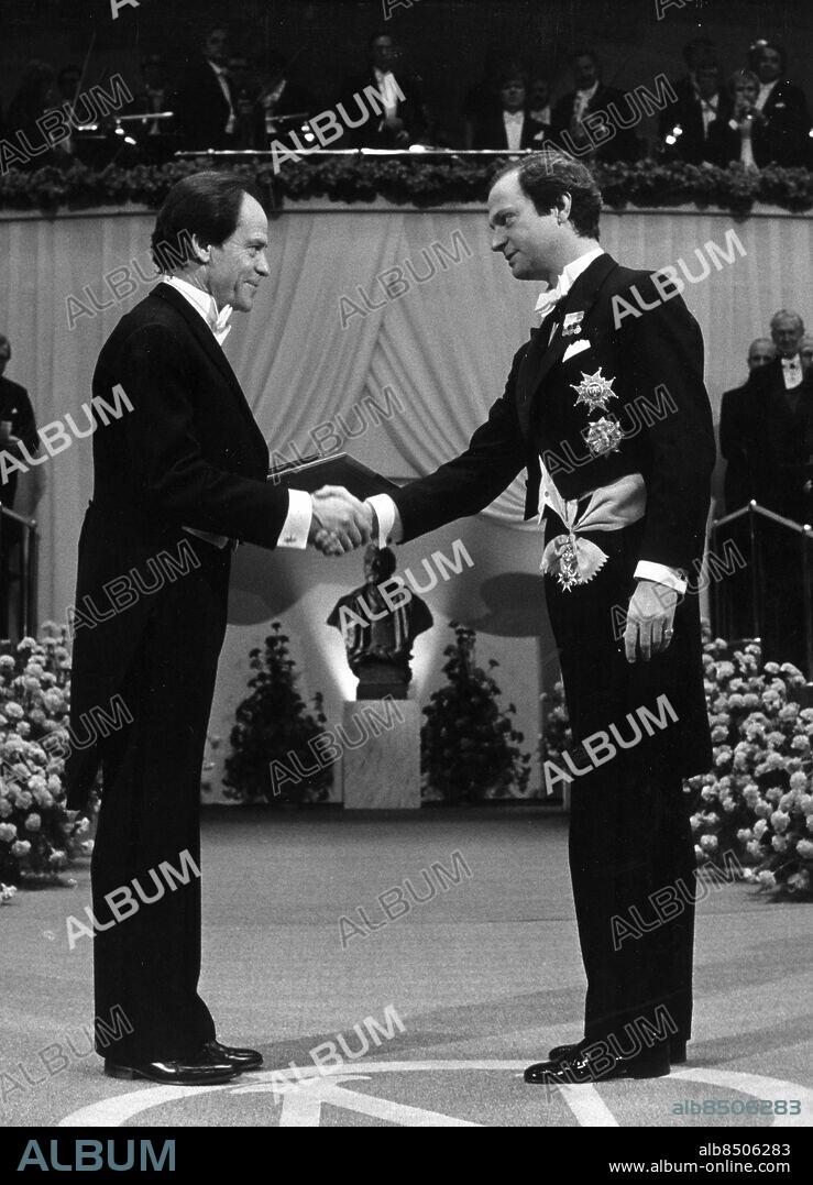 File Sweden Nobel 1981. Medicine laureate Torsten N Wiesel, USA receives his prize from the hands of his majesty king Carl XVI Gustaf of Sweden. Wiesel shares the prize with Roger W. Sperry and David H. Hubel. Foto: Jan Collsiöö Kod: 1001 COPYRIGHT SCANPIX SWEDEN.