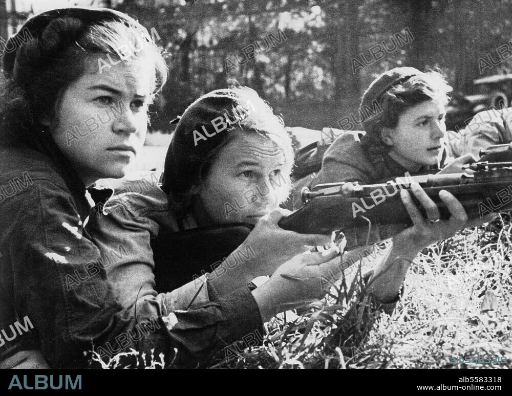 Geschichte:. 2. Weltkrieg / Sowjetunion 1941-45. Soldatinnen eines Kommandozuges der Roten Armee bei Schießübungen. Foto, 1942.
