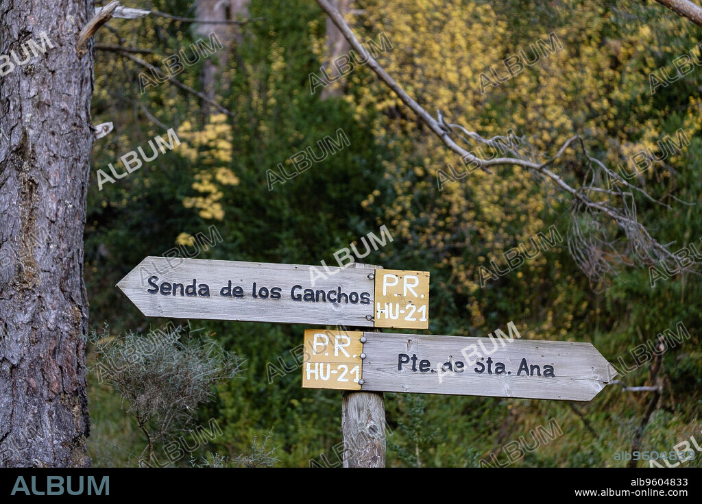camino de los Ganchos y Boca del Infierno route, Valley of Hecho, western valleys, Pyrenean mountain range, province of Huesca, Aragon, Spain, europe.