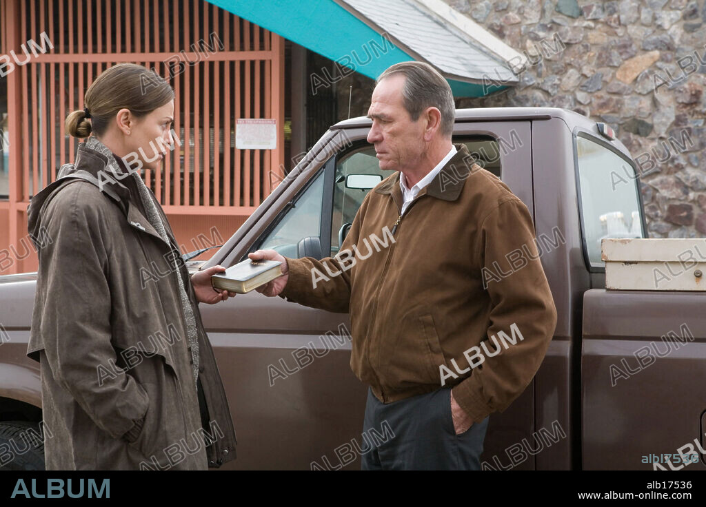 CHARLIZE THERON y TOMMY LEE JONES en EN EL VALLE DE ELAH, 2007 (IN THE VALLEY OF ELAH), dirigida por PAUL HAGGIS. Copyright SUMMIT ENTERTAINMENT.