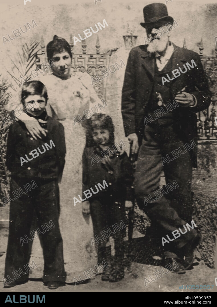 UNBEKANNTER FOTOGRAF. Giorgio de Chirico, Mutter Gemma, Vater Evaristo und Bruder Andrea, Volos.