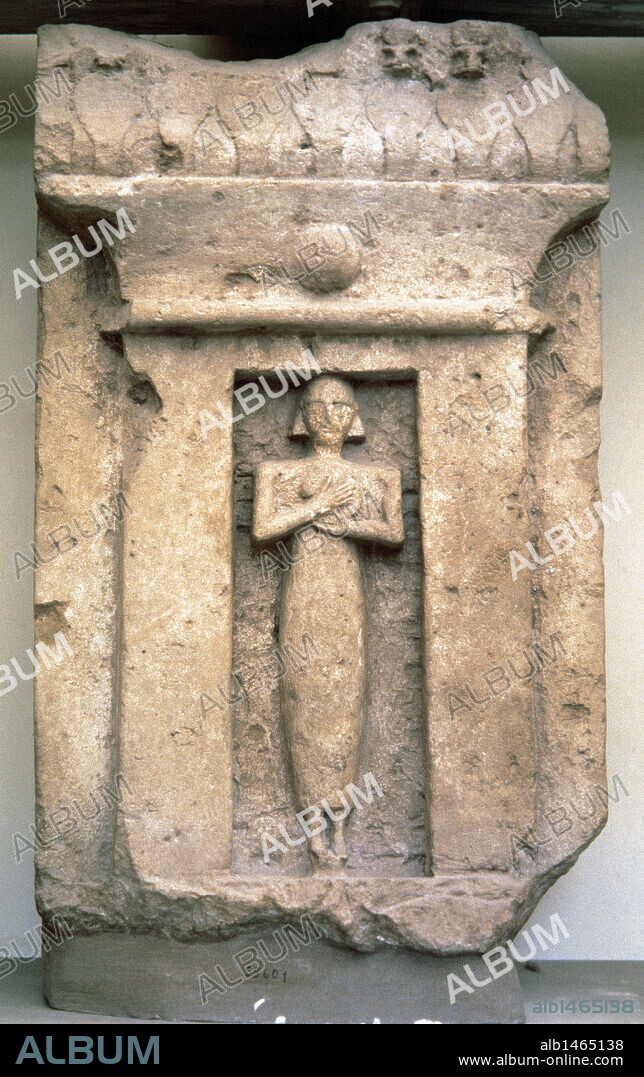 ARTE FENICIO. ITALIA. ESTELA FUNERARIA fenicia, con influencia egipcia, en piedra caliza. Fechada entre los ss. IX-VII aC. Museo Arqueológico de Cagliari. Isla de Cerdeña.