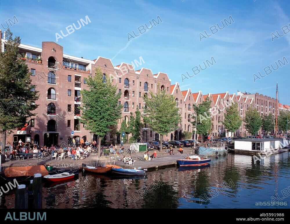 Amsterdam, Entrepotdok / Wohnungen in alten Speicherhäusern © Jochen Helle Format / Filmsize: 6 × 7 cm.