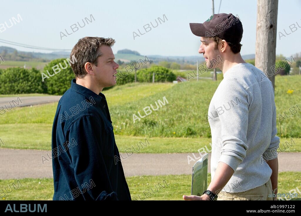 JOHN KRASINSKI y MATT DAMON en TIERRA PROMETIDA, 2012 (PROMISED LAND), dirigida por GUS VAN SANT. Copyright FOCUS FEATURES.