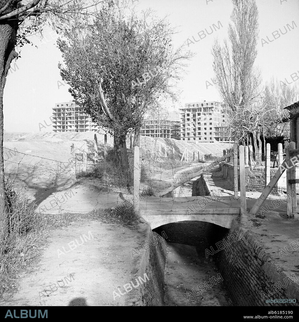 EDIFICIOS EN LA CALLE ORENSE CON INFRAESTRUCTURAS DEL CANAL DE ISABEL II - FOTOGRAFIA EN BLANCO Y NEGRO REALIZADA EN 1954.