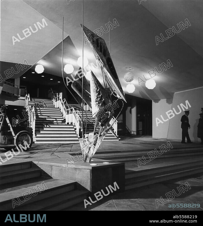 HANS SCHAROUN und BERNARD HEILIGER. Berlin-Tiergarten, Philharmonie, Kemperplatz. (1960-63 erbaut von Hans Scharoun). Innenansicht: Foyer mit der Skulptur "Dreiklang" von Bernhard Heiliger. Foto, 1963.