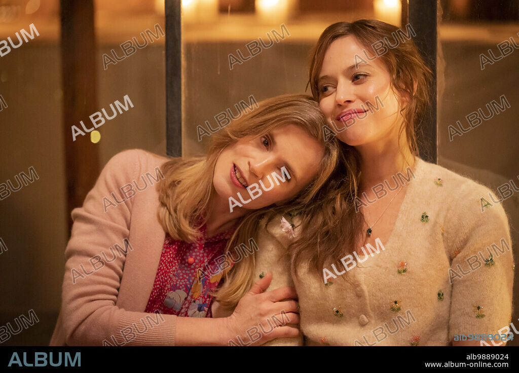 ISABELLE CARRE y LOU DE LAAGE en PEQUEÑAS CASUALIDADES, 2022 (LE TOURBILLON DE LA VIE), dirigida por OLIVIER TREINER. Copyright Wy Productions Mars Films.