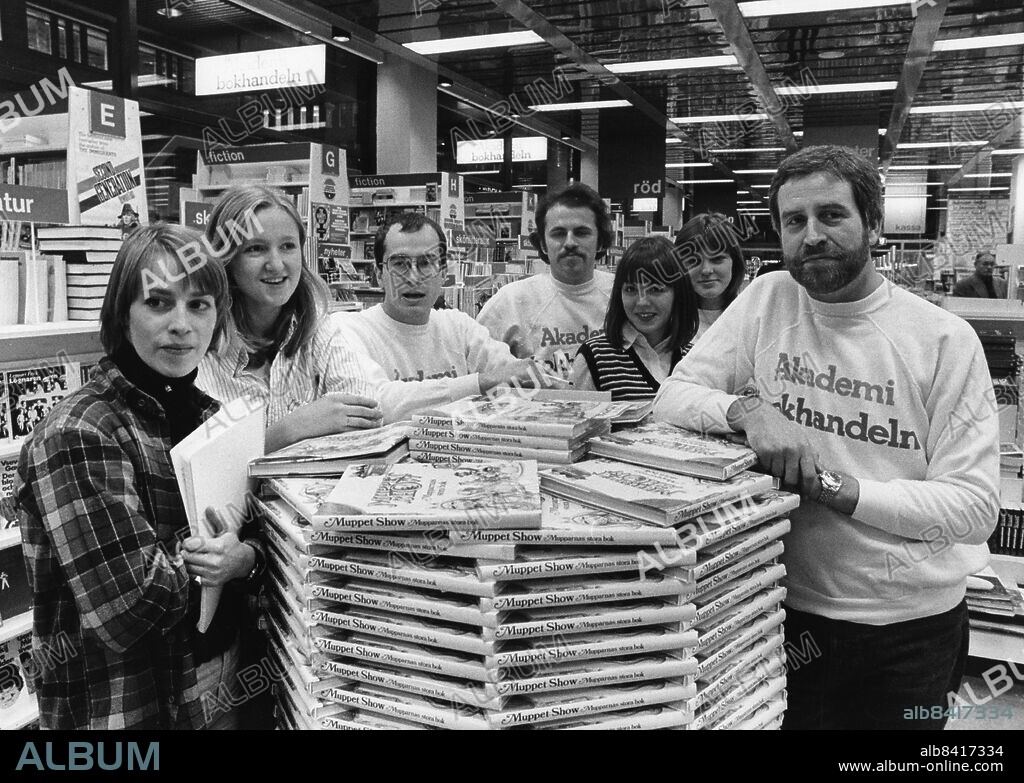 ARKIV STOCKHOLM 19800110. Akademibokhandelns personal i Stockholm, från vänster: Louise Rosenörn, Johanna von Horn, Peter Johandy, Sven-Erik Svensson, Elilsabeth Harder, Maria Repitsch och Hans-Willem Kuijl.. Foto: Örjan Björkdahl / DN / SCANPIX / Kod: 7. **SVD OUT**.