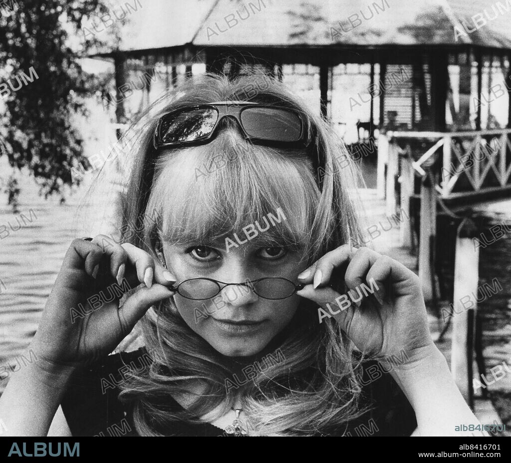 STOCKHOLM 19660616. Skådespelaren Lena Nyman med runda glasögon i rollen som teatereleven Lena i långfilmen "Jag är nyfiken - Gul" av Vilgot Sjöman. Inspelningen pågick under produktionsnumret "298" juni-augusti 1966 samt en och en halv månad runt årsskiftet 1966 - 1967. Förutom i Stockholm och Strömsund gjordes bl a upptagningar i Rumskulla mellan Eksjö och Vimmerby, en trakt som Sjöman var väl förtrogen med. I nämnda trakt (Kville) växte den ek från vikingatiden som kom att härbärgera huvudrollsinnehavarna under en kärleksakt i filmen.. Foto: Åke Malmström/DN / SCANPIX / Kod: 37. **OUT SVD OUT**.