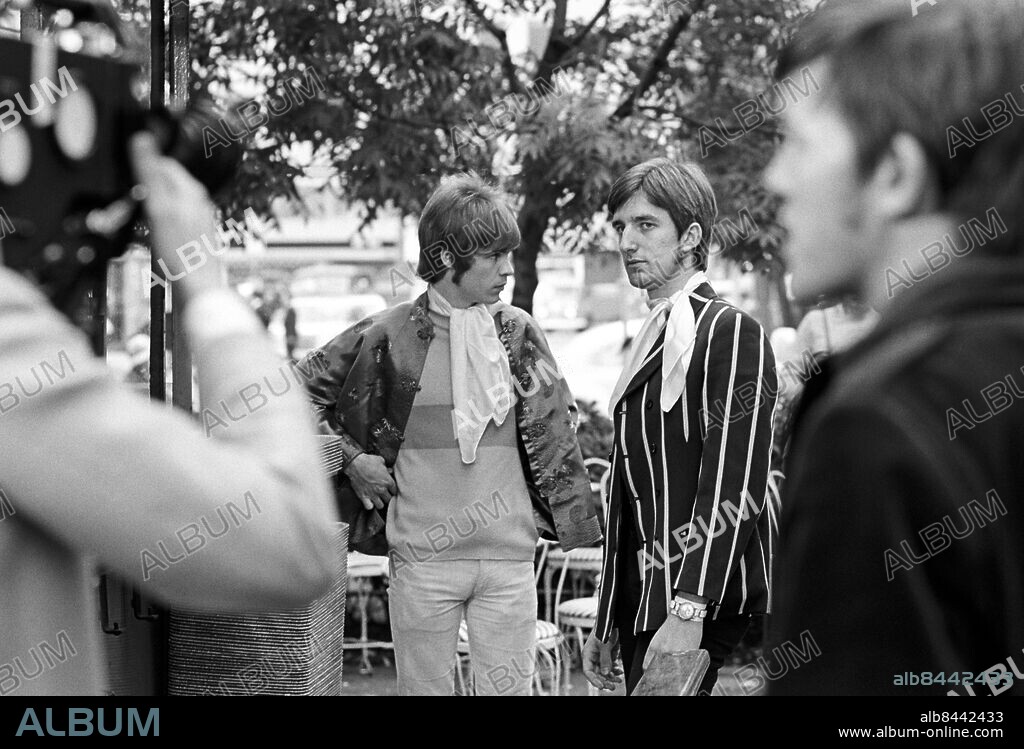 ARKIV 1967. Musikern Ola Håkansson (tv), i gruppen Ola & the Janglers, och programledaren Bengt Palmers under inspelningen av ett reportage om filmen Ola & Julia i regi av Janne Halldoff, för TV-programmet Pop Corner. Ola Håkansson spelade Ola i filmen. Foto: Bo-Aje Mellin / SVT / kod 5600. RIR 18690 sv/v neg.