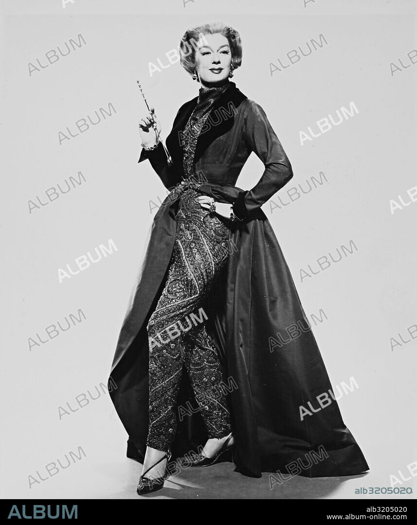 ROSALIND RUSSELL en TIA Y MAMA, 1958 (AUNTIE MAME), dirigida por MORTON DACOSTA. Copyright WARNER BROTHERS.