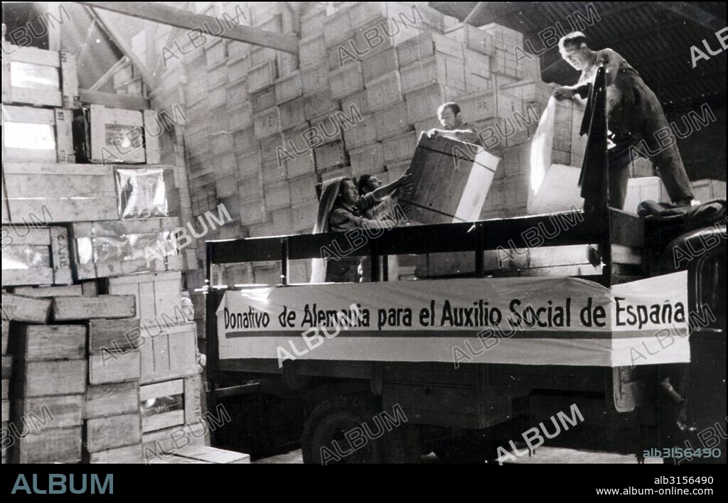 GUERRA CIVIL. ESPAÑA 1936 - 1939. AUXILIO SOCIAL. ORGANISMO BENEFICO ESPAÑOL CREADO EN EL AÑO 1937. DONATIVO DE VIVERES QUE ALEMANIA ENVIA AL AUXILIO SOCIAL ESPAÑOL. UN MOMENTO DE LA DESCARGA DE VIVERES.. FOTO PEREZ DE ROZAS. SFGP / © KORPA.