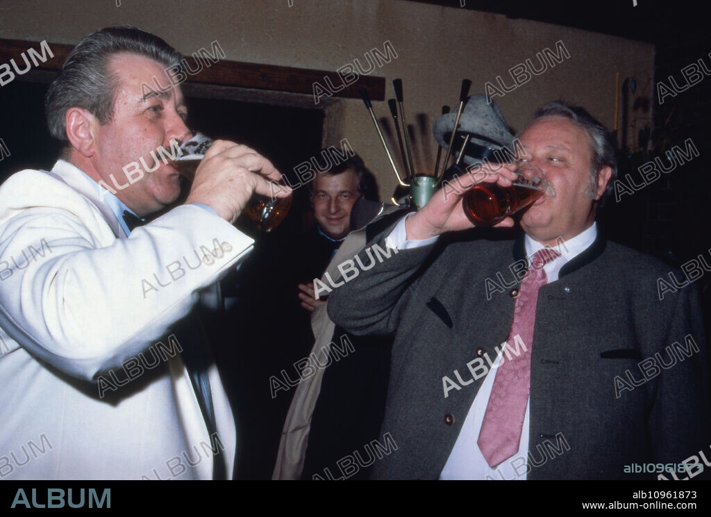 Bavarian actors Willy Harlander (left) and Gustl Bayerhammer drinking a beer, Germany 1980s.