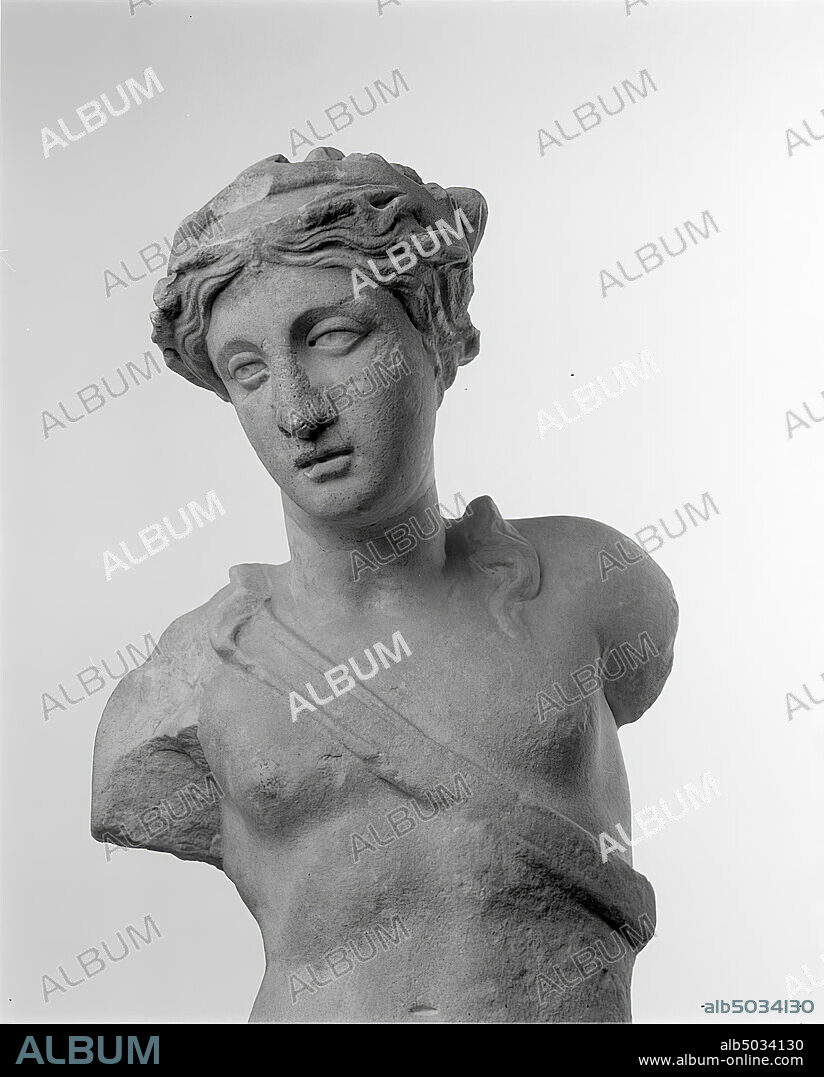 Standing statue of Apollo with a laurel wreath in her hair. Posture of legs and arms can no longer be traced. The god is completely naked, except for a quiver., Sculpture, marble, 50 x 27.5 x 20 cm (19 11.
