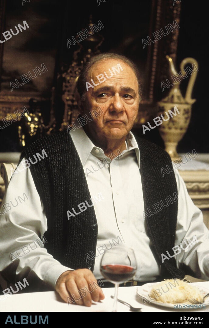 MICHAEL CONSTANTINE in MY BIG FAT GREEK WEDDING, 2002, unter der Regie von JOEL ZWICK. Copyright IFC FILMS.